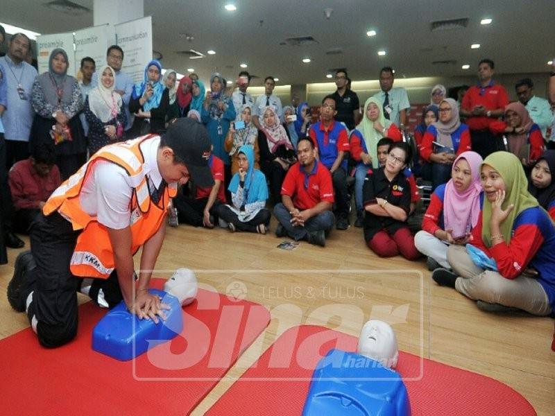Orang ramai menyasikan demonstrasi CPR ketika pameran.