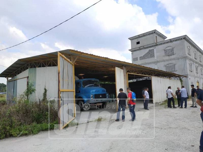 Premis di belakang pusat mencuci kenderaan dan bangunan sarang burung walit dijadikan sebagai tempat memindahkan gas dari tong LPG 14kg ke lori silinder