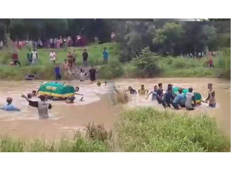 Keranda itu terpaksa dihanyutkan kerana tiada jambatan.