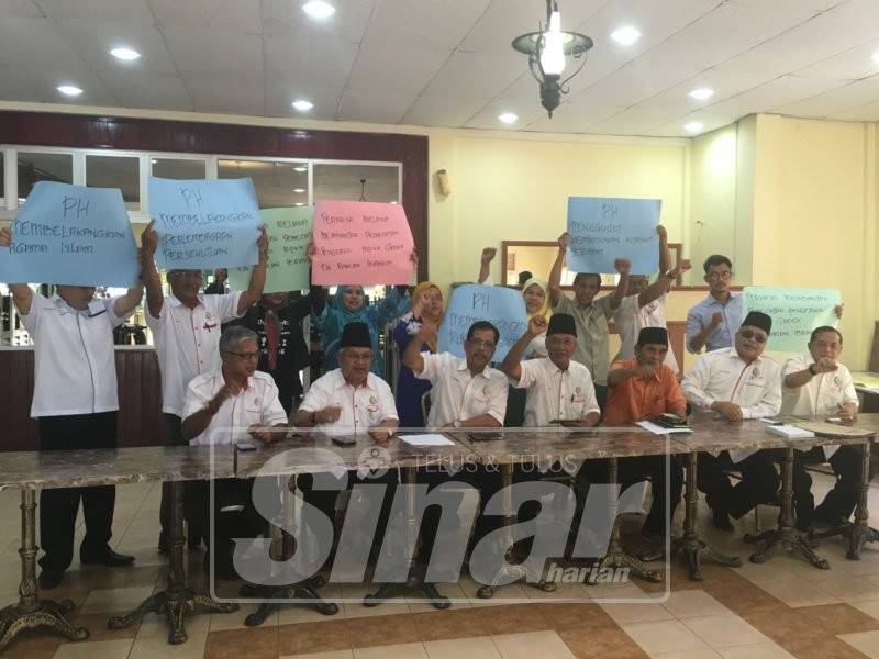 Sidang media yang dipengerusikan Yang Dipertua Perkasa Melaka, Ahmad Baharudin (duduk dua dari kiri) bagi meminta penjelasan berhubung pemecatan pengerusi MPKK Gadek.