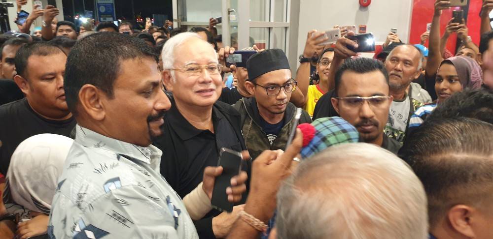 Najib dikerumuni masyarakat setempat.