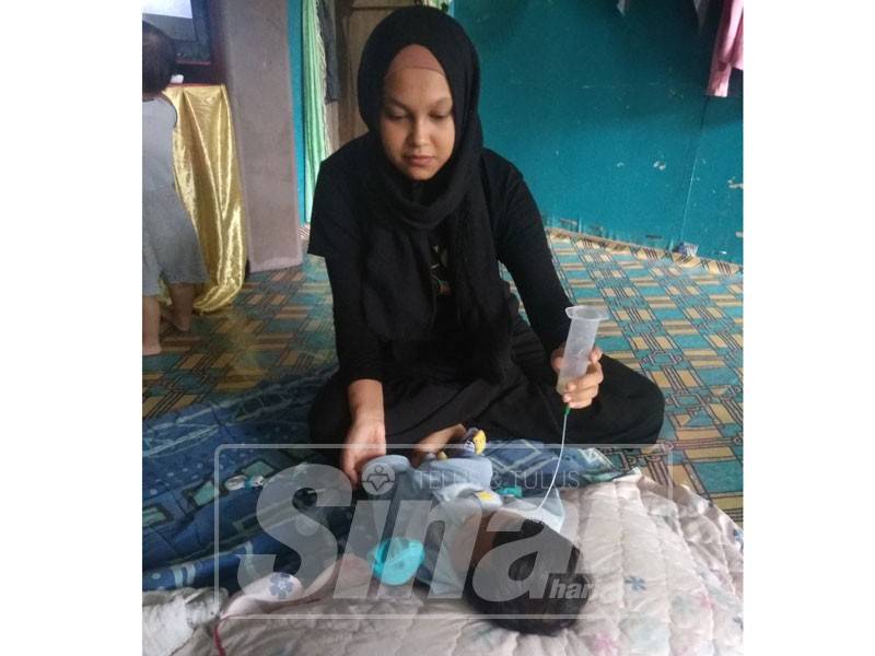 Hariz hanya makan dan minum menggunakan tiub khas
