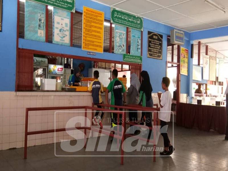 Pengendali kantin terpaksa menyediakan gerai-gerai untuk mengurangkan kesesakan ketika waktu rehat.