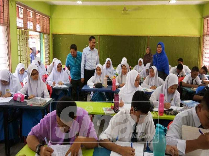 Mohd Fakhrulrazi bersama Kamis meninjau pelajar ketika sesi pembelajaran
