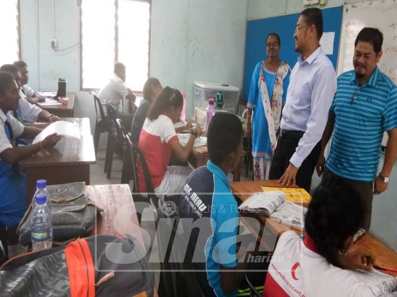 Mohd Fakhrulrazi dan Kamis dalam kontena yang dijadikan kelas.