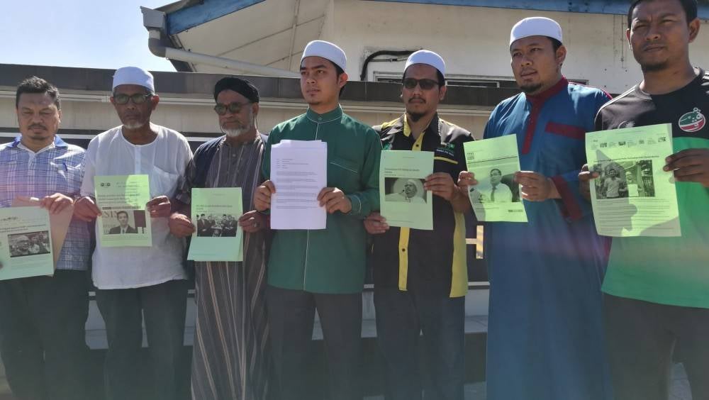 Mohd Hafez (empat, kanan) pada sidang media setelah membuat laporan polis berkenaan.