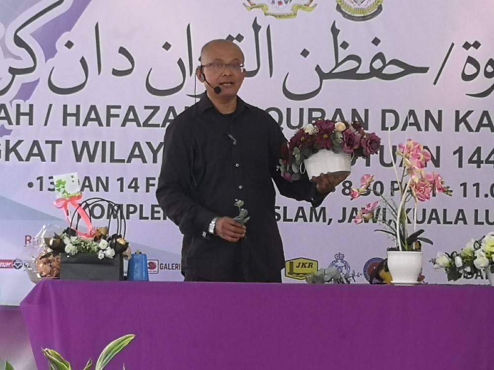 Demonstrasi gubahan bunga antara pengisian program.