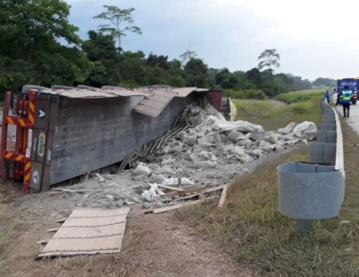 Pemandu treler maut di tempat kejadian.