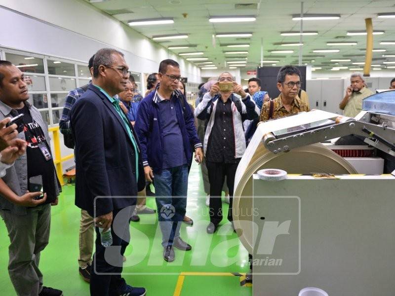 Pengamal media dari Iswami Indonesi melihat sendiri bagaimana proses percetakan dilakukan di Karangkraf, hari ini. - Foto Sinar Harian/Mohd Izwan Zainal