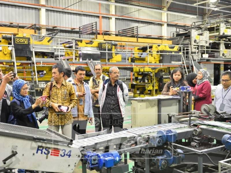 Pengamal media dari Iswami Indonesi dibawa melawat ke kilang percetakan di Karangkraf, hari ini. - Foto Sinar Harian/Mohd Izwan Zainal
