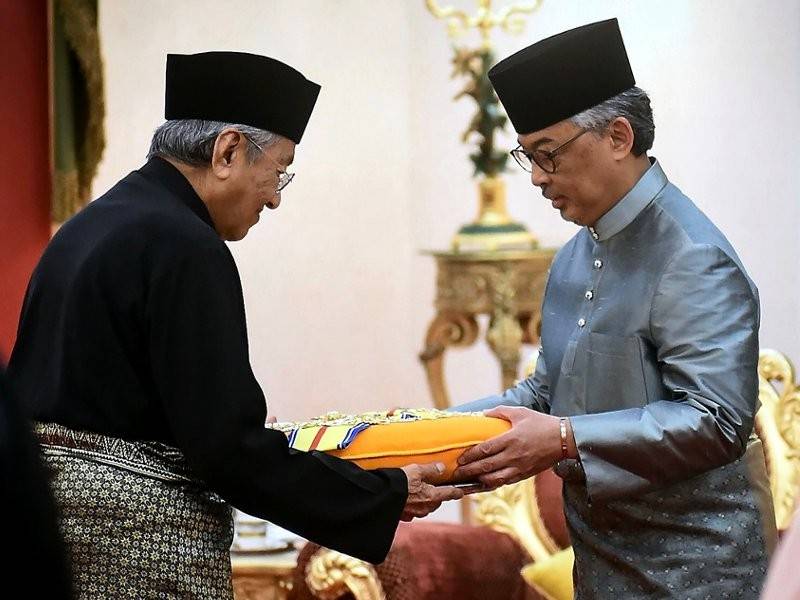 Yang di-Pertuan Agong Al-Sultan Abdullah Ri’ayatuddin Al-Mustafa Billah Shah berkenan menerima Darjah Utama Seri Mahkota Negara (DMN) daripada Perdana Menteri Tun Dr Mahathir Mohamad pada Istiadat Persembahan DMN di Istana Negara hari ini. Foto: Bernama