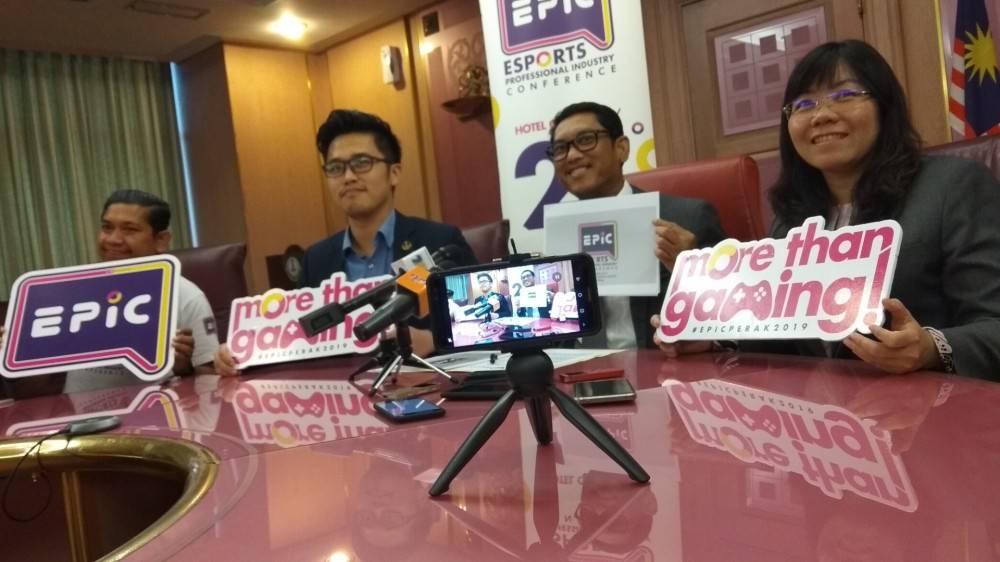 Dari kanan: May Ing, Ahmad Faizal, Howard Lee dan Fikri menunjukkan logo EPIC 2019 pada sidang media tersebut. 