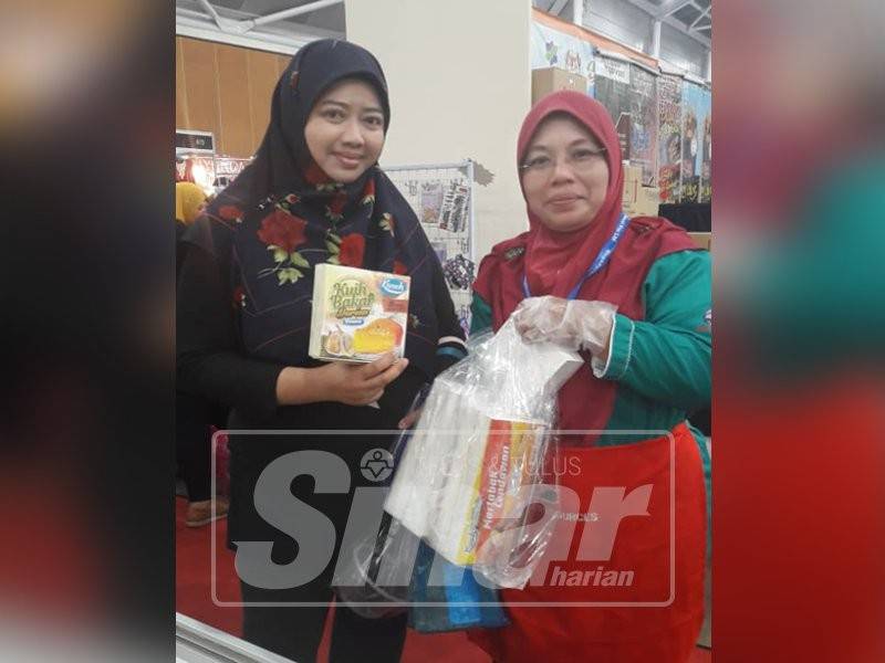 Bersama pelanggan ketika jualan di Singapura.