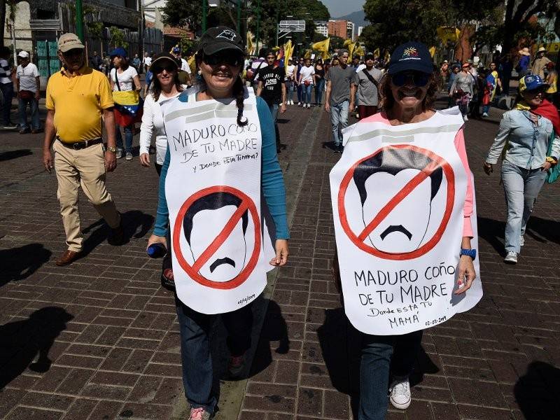 Penunjuk perasaan terdiri daripada penyokong pemimpin pembangkang Juan Guaido menuntut peletakan jawatan Maduro. - Foto AFP