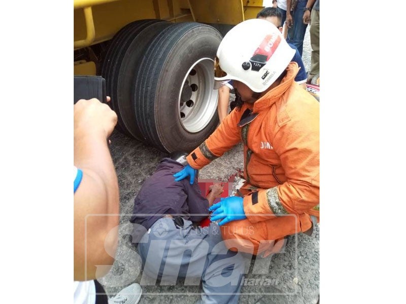 
Anggota bomba memeriksa keadaan mayat mangsa yang berlumuran darah setelah terbabit kemalangan dengan sebuah treler di Pusat Bandar Bagan Serai, tengahari tadi.