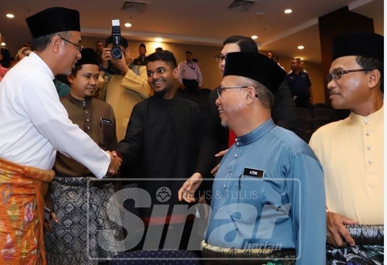 Ketua Menteri, Adly Zahari bersalaman dengan tetamu yang hadir di program Wacana Ilmu di Auditorium Seri Negeri di sini.