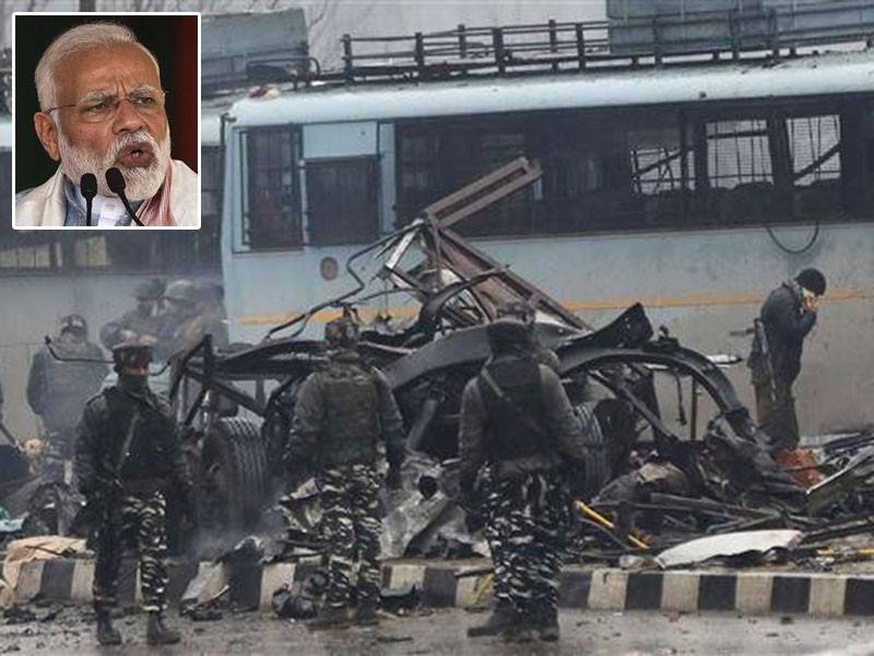 Sebuah van sarat bahan letupan merempuh konvoi pasukan separa tentera di wilayah Kashmir, semalam. Gambar kecil: Modi