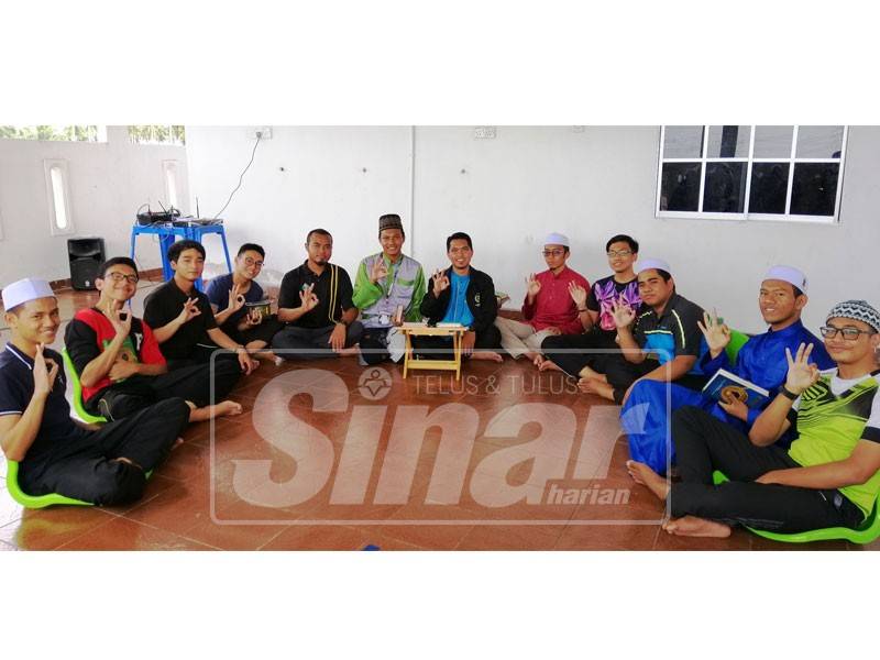 Ahmad Umair (enam, kanan) dan Muhammad Muttaqin (enam, kiri) bersama pengurusan dan pelajar Pusat Latihan Tahfiz Integrasi An Nur.