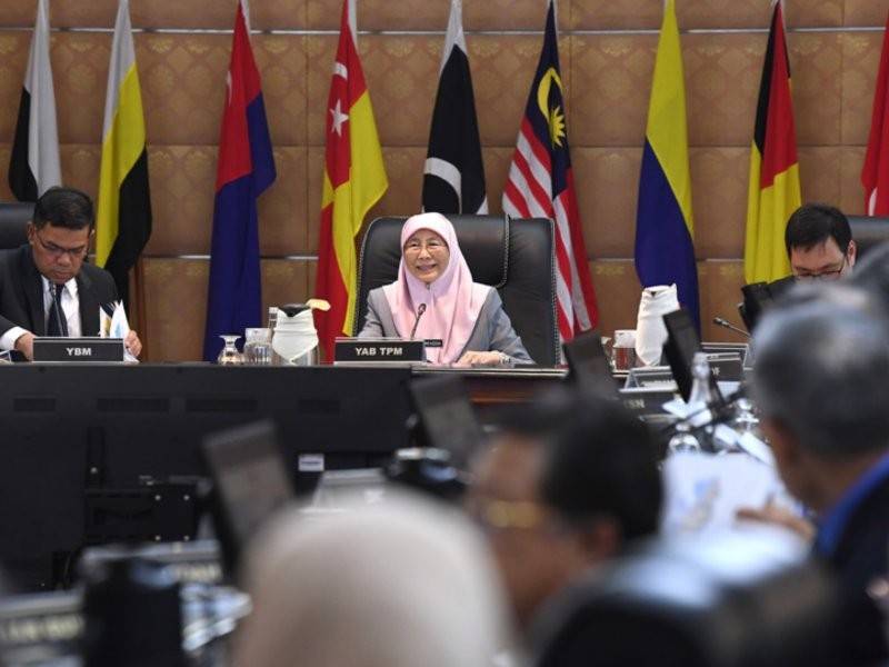 Timbalan Perdana Menteri, Datuk Seri Dr Wan Azizah Wan Ismail mempengerusikan Majlis Tindakan Sara Hidup Negara di Perdana Putra, hari ini. Foto: Bernama