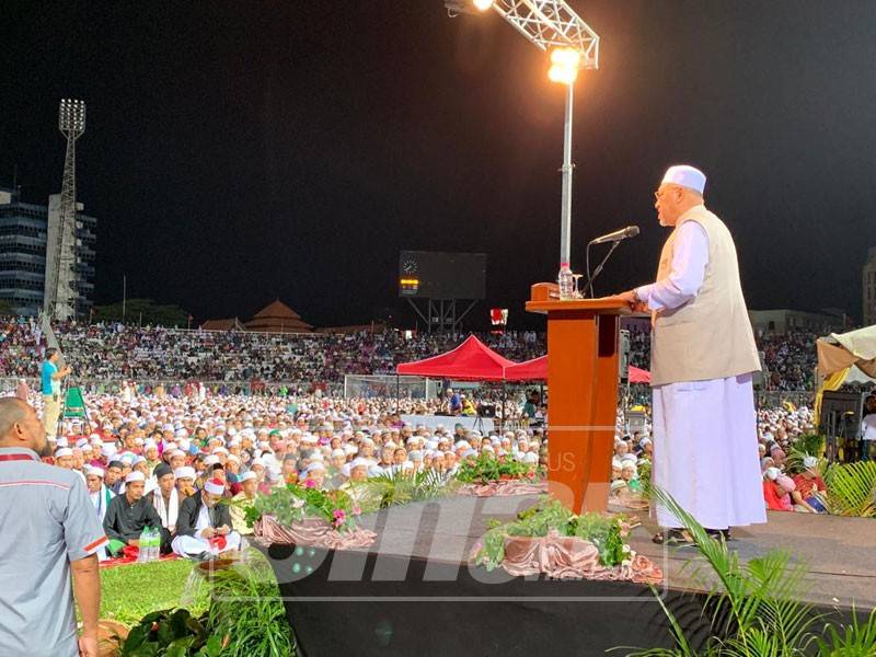 Ahmad menyampaikan ucapannya pada malam ini.