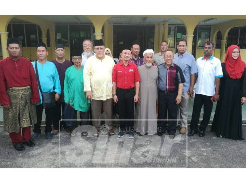 Maszlee (tengah) selepas Program Sembang Santai MPKK dan penduduk kampung di Masjid Al-Mustaqim Kampung Tengah Renggam.