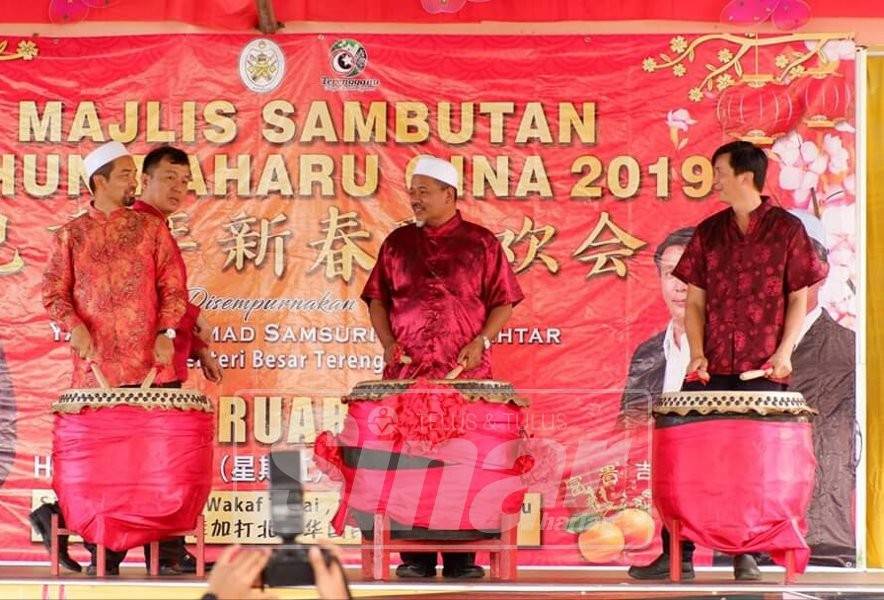 Sulaiman mengiringi Ariffin (tengah) merasmikan majlis sambutan Sambutan Tahun Baharu Cina di Wakaf Tapai.