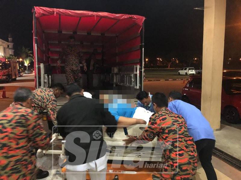 Pesakit dipindahkan menggunakan lori bomba diiringi anggota bomba, doktor dan kakitangan perubatan ke HTAA.