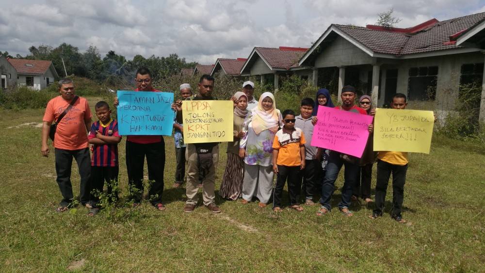 Sebahagian pembeli yang hadir menuntut keadilan berhubung projek terbengkalai berkenaan.
