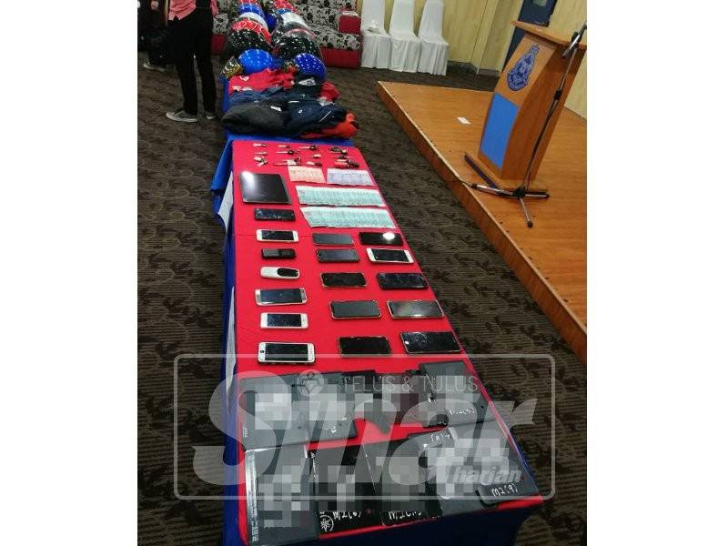 Pelbagai barang yang dirampas.