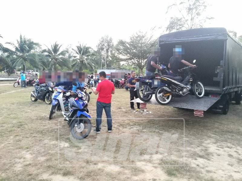 Antara penunggang motosikal yang ditahan atas pelbagai kesalahan dalam Ops Bersepadu IPD Tumpat.