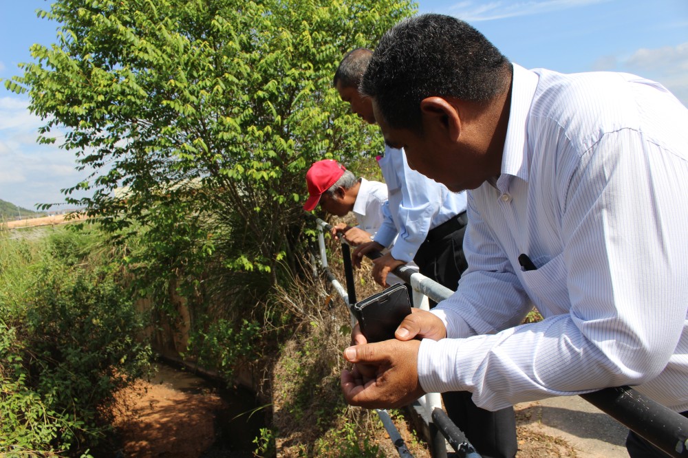 Mohd Zohdi (belakang) membuat tinjauan ke kawasan berkenaan.