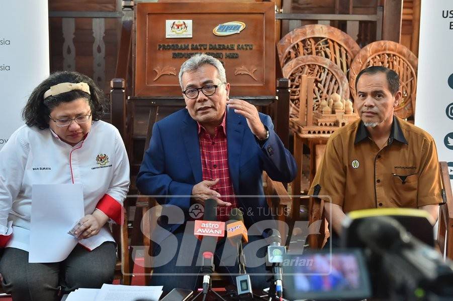 Mohd Redzuan (tengah) bersama Mohd Nurkhuzaini (kanan) dan Wan Suraya pada sidang media selepas merasmikan Konvensyen Memperkasakan Usahawan Bumiputera, hari ini.