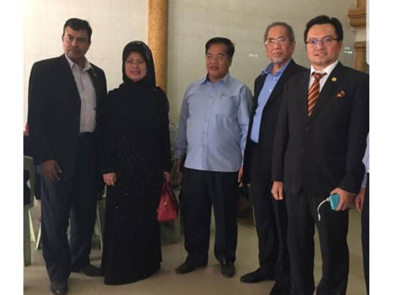 (Dari kanan) Deddy Faisal, Wan Junaidi, Othsman, Fatimah dan Mustapha.