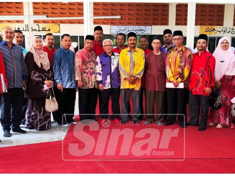 Guru-guru tidak melepaskan peluang bergambar dengan tetamu kehormat.