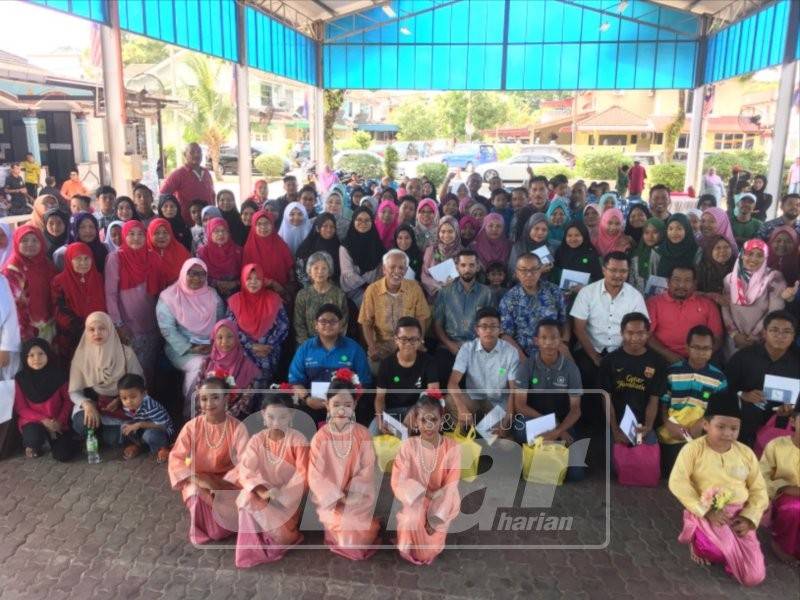Shahrir bersama pimpinan Umno Bahagian Johor Bahru bergambar bersama pelajar cemerlang yang menerima penghargaan pada majlis berkenaan.