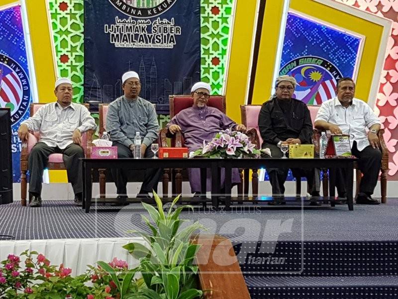 Abdul Hadi (tengah) hadir menyempurnakan majlis perasmian penutup Ijtimak Siber 2019 Peringkat Kebangsaan di Dewan Berlian MPK petang tadi.
