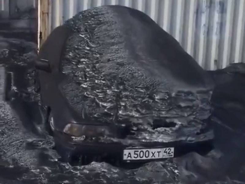 Sebuah kenderaan dilitupi salji hitam di bandar Kemerovo