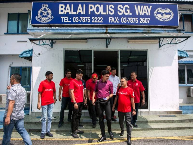 Menteri Belia dan Sukan Syed Saddiq Syed Abdul Rahman yang juga Ketua Pemuda Pakatan Harapan selepas membuat laporan polis mengenai kejadian kekecohan yang berlaku ke atas dirinya di Semenyih pagi tadi di Balai Polis Sungai Way hari ini. - Foto Bernama