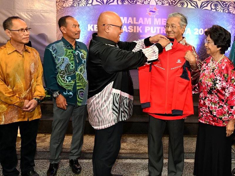 Perdana Menteri yang juga Penaung Kelab Tasik Putrajaya, Tun Dr Mahathir Mohamad (tiga, kanan) menerima jaket rasmi Kelab Tasik Putrajaya daripada Presiden Perbadanan Putrajaya yang juga pengerusi kelab itu Datuk Dr Aminuddin Hassim pada Majlis Makan Malam Kelab Tasik Putrajaya 2019 malam ini. Foto: Bernama