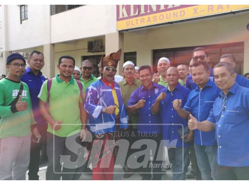 Suhaimi bergambar bersama penyokong BN dan Pas yang turut hadir pada Hari Penamaan Calon PRK DUN Semenyih.
