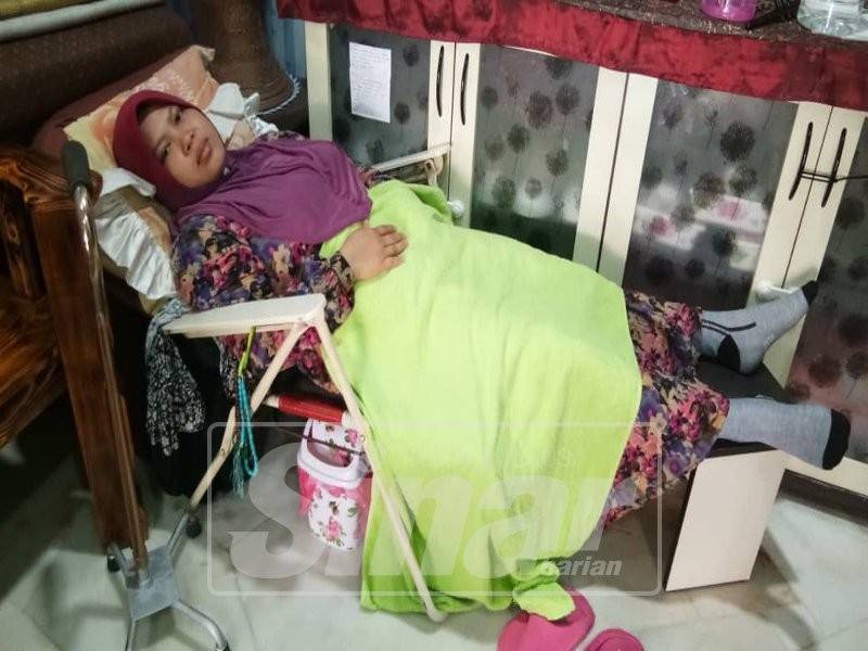 Azlezan kini hanya mampu terbaring dan mengharapkan bantuan suami serta anak-anak.