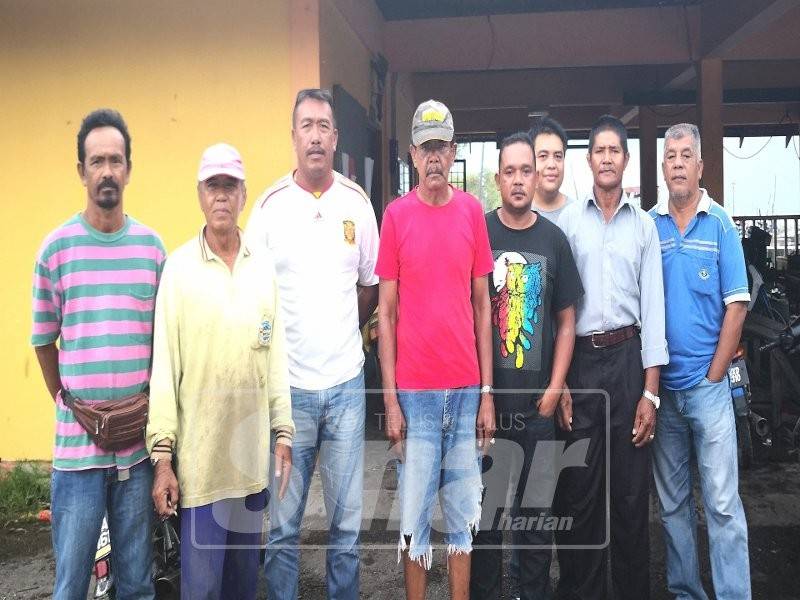 Rahmat (kanan) kecewa kerana ESH nelayan dipotong.