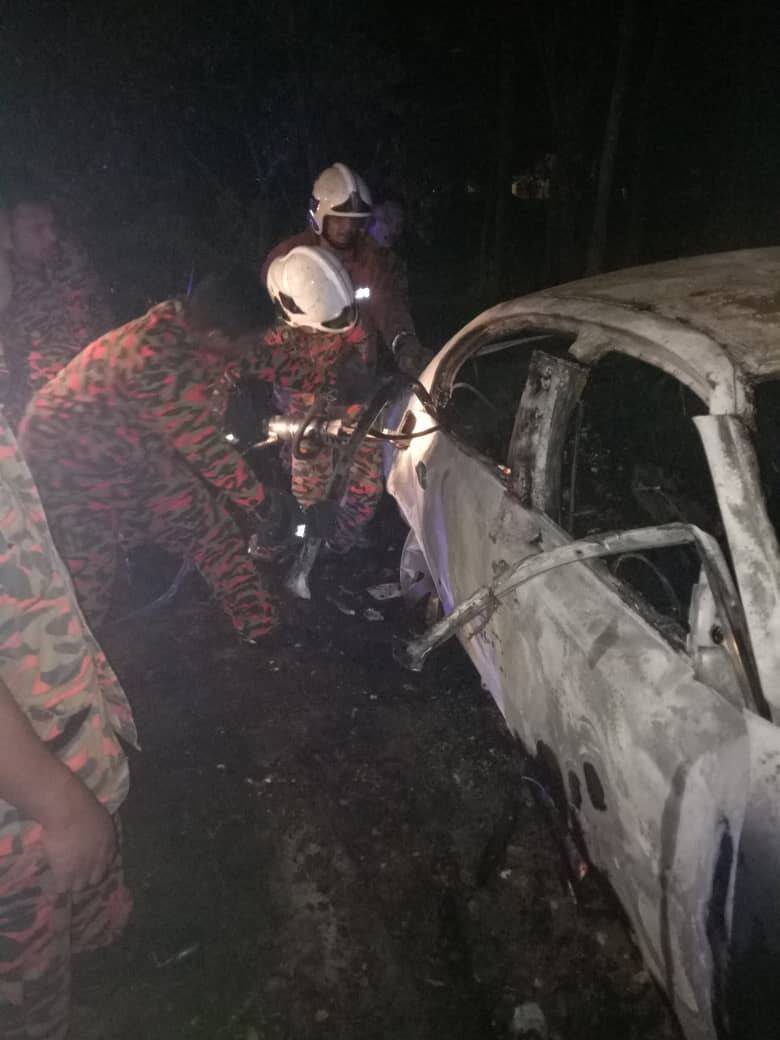 Anggota bomba bertungkus lumus memadamkan kebakaran serta mengeluarkan mayat mangsa.