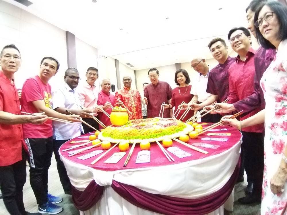 Guan Eng (tengah) menggaul Yee Sang ketika hadir Jamuan Sambutan Tahun Baharu Cina Jabatan Kastam Diraja Malaysia Pulau Pinang tadi.
