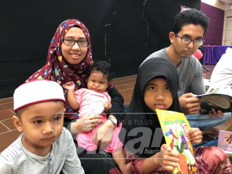 Haniyah bersama suami dan anaknya, antara pengunjung pertama kali ke Jualan Gudang Karangkraf.