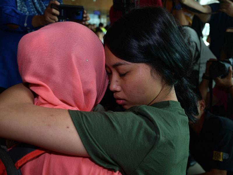 Nor Ridwana Syahzani, 21, (kanan) memeluk ibunya, Marsita Mohamad,48, setibanya dia di Lapangan Terbang Antarabangsa Kuching hari ini. - Foto Bernama