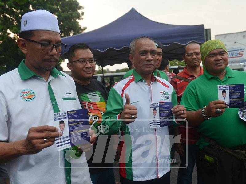 Pengarah Pilihan Raya Pas Selangor, Roslan Shahir Mohd Shahir melawat dan beramah mesra bersama penduduk setempat di Pasar Malam Taman Jenaris Kajang hari ini. Foto: SINAR HARIAN/ SHARIFUDIN ABDUL RAHIM