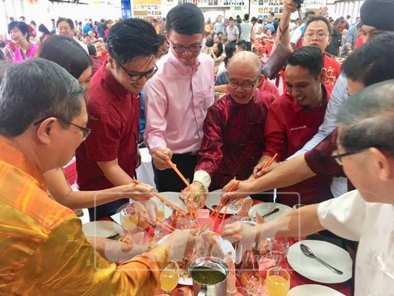 Mohd Azlan (tiga, kanan) bersama pimpinan PKR dan PH negeri pada majlis tersebut.