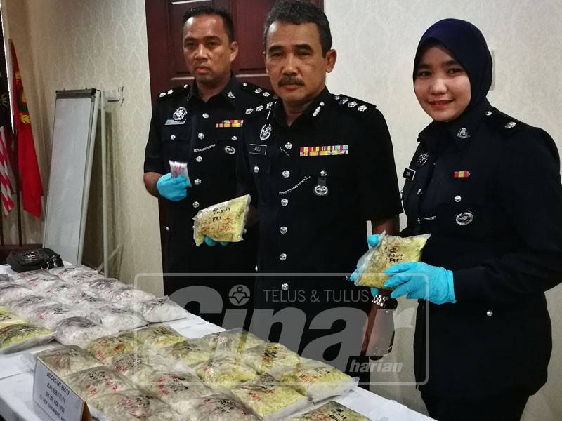 Adzli (tengah) menunjukkan dadah bernilai anggaran RM367,000 dirampas.