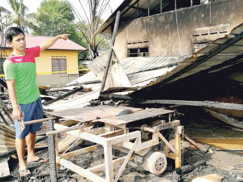Saiful menunjukkan bengkel dan mesin yang musnah dalam kebakaran tersebut.